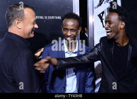 Darsteller Tom Hanks, Barkhad Abdi und Mahat M. Ali (L - R) die Premiere des Biographischen motion picture Thriller' Kapitän Phillips' an der Akademie der Motion Picture Arts and Sciences in Beverly Hills, Kalifornien am 30. September 2013 teil. Der Film ist die wahre Geschichte von Kapitän Richard Phillips und die US-Flagge MV Maersk Alabama Entführung 2009 von somalischen Piraten. Die Alabama war der erste amerikanische Frachtschiff in zweihundert Jahren missbraucht werden. UPI/Jim Ruymen Stockfoto