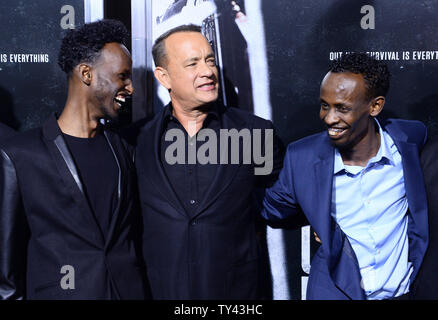 Darsteller Mahat M. Ali, Tom Hanks, und Barkhad Abdi (L - R) die Premiere des Biographischen motion picture Thriller' Kapitän Phillips' an der Akademie der Motion Picture Arts and Sciences in Beverly Hills, Kalifornien am 30. September 2013 teil. Der Film ist die wahre Geschichte von Kapitän Richard Phillips und die US-Flagge MV Maersk Alabama Entführung 2009 von somalischen Piraten. Die Alabama war der erste amerikanische Frachtschiff in zweihundert Jahren missbraucht werden. UPI/Jim Ruymen Stockfoto