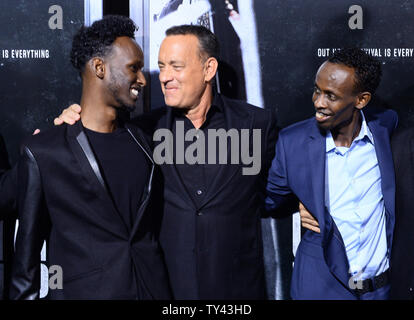 Darsteller Mahat M. Ali, Tom Hanks, und Barkhad Abdi (L - R) die Premiere des Biographischen motion picture Thriller' Kapitän Phillips' an der Akademie der Motion Picture Arts and Sciences in Beverly Hills, Kalifornien am 30. September 2013 teil. Der Film ist die wahre Geschichte von Kapitän Richard Phillips und die US-Flagge MV Maersk Alabama Entführung 2009 von somalischen Piraten. Die Alabama war der erste amerikanische Frachtschiff in zweihundert Jahren missbraucht werden. UPI/Jim Ruymen Stockfoto