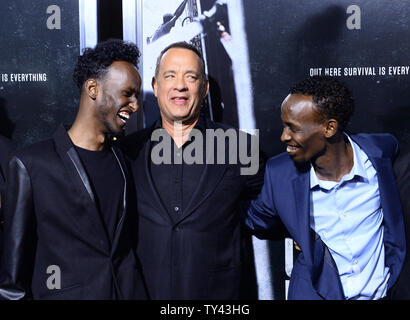 Darsteller Mahat M. Ali, Tom Hanks, und Barkhad Abdi (L - R) die Premiere des Biographischen motion picture Thriller' Kapitän Phillips' an der Akademie der Motion Picture Arts and Sciences in Beverly Hills, Kalifornien am 30. September 2013 teil. Der Film ist die wahre Geschichte von Kapitän Richard Phillips und die US-Flagge MV Maersk Alabama Entführung 2009 von somalischen Piraten. Die Alabama war der erste amerikanische Frachtschiff in zweihundert Jahren missbraucht werden. UPI/Jim Ruymen Stockfoto