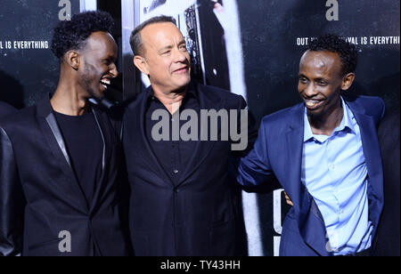 Darsteller Mahat M. Ali, Tom Hanks, und Barkhad Abdi (L - R) die Premiere des Biographischen motion picture Thriller' Kapitän Phillips' an der Akademie der Motion Picture Arts and Sciences in Beverly Hills, Kalifornien am 30. September 2013 teil. Der Film ist die wahre Geschichte von Kapitän Richard Phillips und die US-Flagge MV Maersk Alabama Entführung 2009 von somalischen Piraten. Die Alabama war der erste amerikanische Frachtschiff in zweihundert Jahren missbraucht werden. UPI/Jim Ruymen Stockfoto