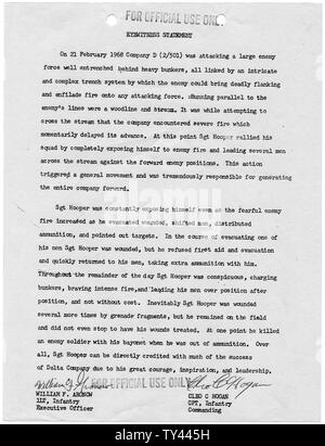 Augenzeuge Erklärung von William F. Aronow und Cleo C. Hogan, das Unternehmen D, zweite Battalion (Airborne), 501 Infanterie, Luftlandedivision; Umfang und Inhalt: Dieser augenzeuge Erklärung enthält Hinweise auf die Aktionen von Staff Sergeant Joe R. Böttcher, der sich am 21. Februar 1968 in der Schlacht um Hue, Republik Vietnam unterschieden. Als Ergebnis dieser Aussage, und Aussagen von anderen, Staff Sergeant Hooper die Kongreßehrenmedaille ausgezeichnet wurde. In einem außergewöhnlichen Auftretens, Staff Sergeant Clifford C. Sims von der gleichen Firma erwarb die Kongreßehrenmedaille auf der s Stockfoto
