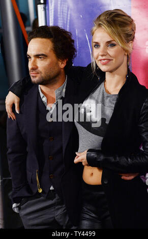 Warf Mitglied Johnny Galecki und seine Freundin, die schauspielerin Kelli Garner Besuchen die Premiere der Musik Geschichte motion picture "CBGB" am ArcLight Cinerama Dome im Hollywood Abschnitt von Los Angeles am 1. Oktober 2013. "CBGB" folgt die Geschichte von hügeligen Kristal's New York Club von seiner Konzeption als Veranstaltungsort für Country, Bluegrass, Blues (CBGB) zu, was es letztendlich geworden ist: der Geburtsort von u-rock'n'roll und Punk. UPI/Jim Ruymen Stockfoto