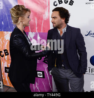 Warf Mitglied Johnny Galecki und seine Freundin, die schauspielerin Kelli Garner Besuchen die Premiere der Musik Geschichte motion picture "CBGB" am ArcLight Cinerama Dome im Hollywood Abschnitt von Los Angeles am 1. Oktober 2013. "CBGB" folgt die Geschichte von hügeligen Kristal's New York Club von seiner Konzeption als Veranstaltungsort für Country, Bluegrass, Blues (CBGB) zu, was es letztendlich geworden ist: der Geburtsort von u-rock'n'roll und Punk. UPI/Jim Ruymen Stockfoto