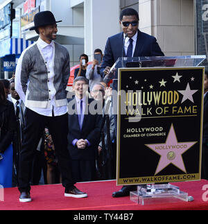 Sänger Usher (L) reagiert auf Kommentare von R&B-Musiker, Sänger und Songwriter und Produzent Kenny "Babyface" Edmonds während einer enthüllungsfeier Edmonds ehrt mit der revolutionsprogramme. Stern auf dem Hollywood des Ruhmes in Los Angeles am 10. Oktober 2013 laufen. UPI/Jim Ruymen Stockfoto