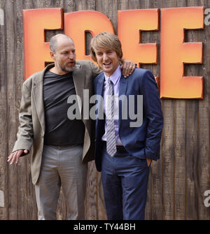 Darsteller Woody Harrelson (L), die Stimme von Jake und Owen Wilson, die Stimme von Reggie in der animierten motion picture Komödie 'Freie Vögel" die Premiere des Films im Westwood Village Theater in Los Angeles am 13. Oktober 2013 teilnehmen. In dem Film, zwei truthähne von den gegenüberliegenden Seiten der Titel müssen ihre Differenzen beiseite legen und sich in der Zeit zurück zu reisen, um den Lauf der Geschichte zu ändern - und die Türkei aus dem Urlaub Menü erhalten Sie für gut. UPI/Jim Ruymen Stockfoto