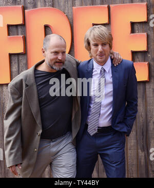 Darsteller Woody Harrelson (L), die Stimme von Jake und Owen Wilson, die Stimme von Reggie in der animierten motion picture Komödie 'Freie Vögel" die Premiere des Films im Westwood Village Theater in Los Angeles am 13. Oktober 2013 teilnehmen. In dem Film, zwei truthähne von den gegenüberliegenden Seiten der Titel müssen ihre Differenzen beiseite legen und sich in der Zeit zurück zu reisen, um den Lauf der Geschichte zu ändern - und die Türkei aus dem Urlaub Menü erhalten Sie für gut. UPI/Jim Ruymen Stockfoto