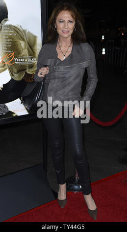 Schauspielerin Jacqueline Bisset besucht eine Vorführung des Films "12 Jahre ein Sklave' an der Directors Guild of America in West Hollywood, Kalifornien am 14. Oktober 2013 statt. Der Film basiert auf einer wahren Geschichte eines Mannes Kampf in der Zeit vor dem Bürgerkrieg Usa. UPI/Phil McCarten Stockfoto