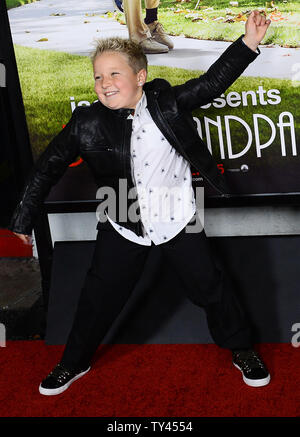 Cast Mitglied Jackson Nicoll besucht die Premiere seines neuen Motion picture Komödie 'Esel präsentiert: Schlecht Opa' bei TLC Chinese Theatre (ehemals Grauman's) in Los Angeles am 21. Oktober 2013. In dem Film, 86-jährige Irving Zisman ist auf eine Reise quer durch Amerika mit den unwahrscheinlichsten Begleiter: seinen 8 Jahre alten Enkel, Billy. UPI/Jim Ruymen Stockfoto