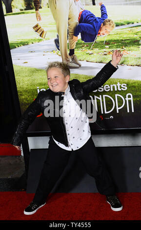 Cast Mitglied Jackson Nicoll besucht die Premiere seines neuen Motion picture Komödie 'Esel präsentiert: Schlecht Opa' bei TLC Chinese Theatre (ehemals Grauman's) in Los Angeles am 21. Oktober 2013. In dem Film, 86-jährige Irving Zisman ist auf eine Reise quer durch Amerika mit den unwahrscheinlichsten Begleiter: seinen 8 Jahre alten Enkel, Billy. UPI/Jim Ruymen Stockfoto