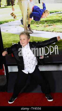 Cast Mitglied Jackson Nicoll besucht die Premiere seines neuen Motion picture Komödie 'Esel präsentiert: Schlecht Opa' bei TLC Chinese Theatre (ehemals Grauman's) in Los Angeles am 21. Oktober 2013. In dem Film, 86-jährige Irving Zisman ist auf eine Reise quer durch Amerika mit den unwahrscheinlichsten Begleiter: seinen 8 Jahre alten Enkel, Billy. UPI/Jim Ruymen Stockfoto