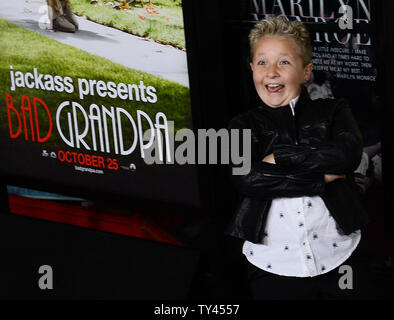 Cast Mitglied Jackson Nicoll besucht die Premiere seines neuen Motion picture Komödie 'Esel präsentiert: Schlecht Opa' bei TLC Chinese Theatre (ehemals Grauman's) in Los Angeles am 21. Oktober 2013. In dem Film, 86-jährige Irving Zisman ist auf eine Reise quer durch Amerika mit den unwahrscheinlichsten Begleiter: seinen 8 Jahre alten Enkel, Billy. UPI/Jim Ruymen Stockfoto