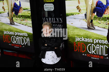 Cast Mitglied Jackson Nicoll besucht die Premiere seines neuen Motion picture Komödie 'Esel präsentiert: Schlecht Opa' bei TLC Chinese Theatre (ehemals Grauman's) in Los Angeles am 21. Oktober 2013. In dem Film, 86-jährige Irving Zisman ist auf eine Reise quer durch Amerika mit den unwahrscheinlichsten Begleiter: seinen 8 Jahre alten Enkel, Billy. UPI/Jim Ruymen Stockfoto