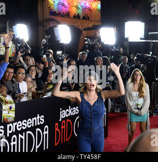 Warf Mitglied Georgina Cates besucht die Premiere seines neuen Motion picture Komödie 'Esel präsentiert: Schlecht Opa' bei TLC Chinese Theatre (ehemals Grauman's) in Los Angeles am 21. Oktober 2013. In dem Film, 86-jährige Irving Zisman ist auf eine Reise quer durch Amerika mit den unwahrscheinlichsten Begleiter: seinen 8 Jahre alten Enkel, Billy. UPI/Jim Ruymen Stockfoto