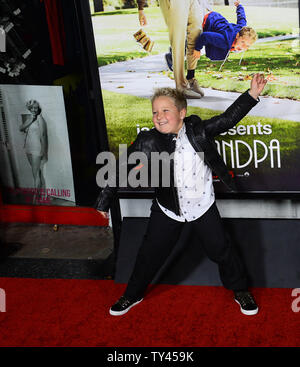 Cast Mitglied Jackson Nicoll besucht die Premiere seines neuen Motion picture Komödie 'Esel präsentiert: Schlecht Opa' bei TLC Chinese Theatre (ehemals Grauman's) in Los Angeles am 21. Oktober 2013. In dem Film, 86-jährige Irving Zisman ist auf eine Reise quer durch Amerika mit den unwahrscheinlichsten Begleiter: seinen 8 Jahre alten Enkel, Billy. UPI/Jim Ruymen Stockfoto