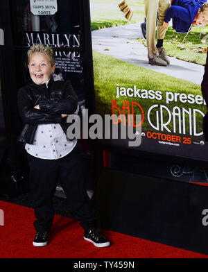 Cast Mitglied Jackson Nicoll besucht die Premiere seines neuen Motion picture Komödie 'Esel präsentiert: Schlecht Opa' bei TLC Chinese Theatre (ehemals Grauman's) in Los Angeles am 21. Oktober 2013. In dem Film, 86-jährige Irving Zisman ist auf eine Reise quer durch Amerika mit den unwahrscheinlichsten Begleiter: seinen 8 Jahre alten Enkel, Billy. UPI/Jim Ruymen Stockfoto