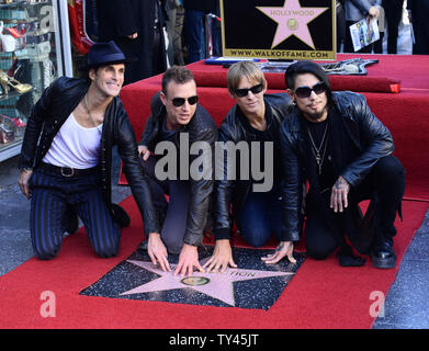 Mitglieder der Rock Band Jane's Addiction Perry Farrell, Stephen Perkins, Chris Chaney und Dave Navarro (L-R) berühren Sie ihren Stern während einer enthüllungsfeier Ehrung der Gruppe mit den 2.509 th Stern auf dem Hollywood Walk of Fame in Los Angeles am 30. Oktober 2013. UPI/Jim Ruymen Stockfoto