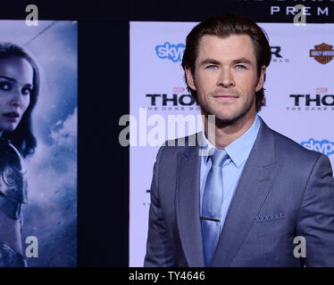 Warf Mitglied Chris Hemsworth besucht die Premiere des Motion picture Fantasy 'Thor: Die dunkle Welt" am El Capitan Theatre in Hollywood" in Los Angeles am 4. November 2013. Storyline: Konfrontiert mit einem Feind, der auch Odin und Asgard nicht standhalten, Thor (Chris Hemsworth) muss auf Seinen gefährlichsten und persönliche Reise begeben, noch einer, der ihn wiedervereinigen wird mit Jane Foster (Natalie Portman) und ihn zwingen, alles zu opfern, um uns alle zu retten. UPI/Jim Ruymen Stockfoto