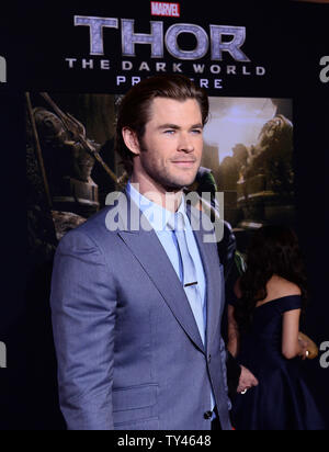 Warf Mitglied Chris Hemsworth besucht die Premiere des Motion picture Fantasy 'Thor: Die dunkle Welt" am El Capitan Theatre in Hollywood" in Los Angeles am 4. November 2013. Storyline: Konfrontiert mit einem Feind, der auch Odin und Asgard nicht standhalten, Thor (Chris Hemsworth) muss auf Seinen gefährlichsten und persönliche Reise begeben, noch einer, der ihn wiedervereinigen wird mit Jane Foster (Natalie Portman) und ihn zwingen, alles zu opfern, um uns alle zu retten. UPI/Jim Ruymen Stockfoto