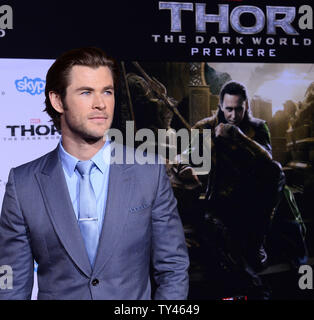 Warf Mitglied Chris Hemsworth besucht die Premiere des Motion picture Fantasy 'Thor: Die dunkle Welt" am El Capitan Theatre in Hollywood" in Los Angeles am 4. November 2013. Storyline: Konfrontiert mit einem Feind, der auch Odin und Asgard nicht standhalten, Thor (Chris Hemsworth) muss auf Seinen gefährlichsten und persönliche Reise begeben, noch einer, der ihn wiedervereinigen wird mit Jane Foster (Natalie Portman) und ihn zwingen, alles zu opfern, um uns alle zu retten. UPI/Jim Ruymen Stockfoto