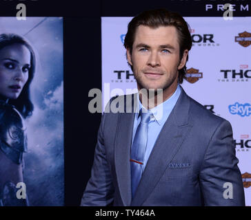 Warf Mitglied Chris Hemsworth besucht die Premiere des Motion picture Fantasy 'Thor: Die dunkle Welt" am El Capitan Theatre in Hollywood" in Los Angeles am 4. November 2013. Storyline: Konfrontiert mit einem Feind, der auch Odin und Asgard nicht standhalten, Thor (Chris Hemsworth) muss auf Seinen gefährlichsten und persönliche Reise begeben, noch einer, der ihn wiedervereinigen wird mit Jane Foster (Natalie Portman) und ihn zwingen, alles zu opfern, um uns alle zu retten. UPI/Jim Ruymen Stockfoto