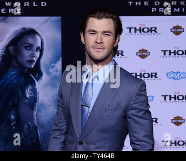 Warf Mitglied Chris Hemsworth besucht die Premiere des Motion picture Fantasy 'Thor: Die dunkle Welt" am El Capitan Theatre in Hollywood" in Los Angeles am 4. November 2013. Storyline: Konfrontiert mit einem Feind, der auch Odin und Asgard nicht standhalten, Thor (Chris Hemsworth) muss auf Seinen gefährlichsten und persönliche Reise begeben, noch einer, der ihn wiedervereinigen wird mit Jane Foster (Natalie Portman) und ihn zwingen, alles zu opfern, um uns alle zu retten. UPI/Jim Ruymen Stockfoto