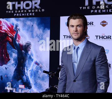 Warf Mitglied Chris Hemsworth besucht die Premiere des Motion picture Fantasy 'Thor: Die dunkle Welt" am El Capitan Theatre in Hollywood" in Los Angeles am 4. November 2013. Storyline: Konfrontiert mit einem Feind, der auch Odin und Asgard nicht standhalten, Thor (Chris Hemsworth) muss auf Seinen gefährlichsten und persönliche Reise begeben, noch einer, der ihn wiedervereinigen wird mit Jane Foster (Natalie Portman) und ihn zwingen, alles zu opfern, um uns alle zu retten. UPI/Jim Ruymen Stockfoto