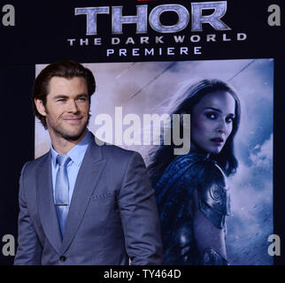 Warf Mitglied Chris Hemsworth besucht die Premiere des Motion picture Fantasy 'Thor: Die dunkle Welt" am El Capitan Theatre in Hollywood" in Los Angeles am 4. November 2013. Storyline: Konfrontiert mit einem Feind, der auch Odin und Asgard nicht standhalten, Thor (Chris Hemsworth) muss auf Seinen gefährlichsten und persönliche Reise begeben, noch einer, der ihn wiedervereinigen wird mit Jane Foster (Natalie Portman) und ihn zwingen, alles zu opfern, um uns alle zu retten. UPI/Jim Ruymen Stockfoto