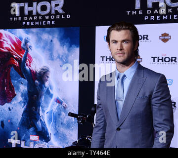 Warf Mitglied Chris Hemsworth besucht die Premiere des Motion picture Fantasy 'Thor: Die dunkle Welt" am El Capitan Theatre in Hollywood" in Los Angeles am 4. November 2013. Storyline: Konfrontiert mit einem Feind, der auch Odin und Asgard nicht standhalten, Thor (Chris Hemsworth) muss auf Seinen gefährlichsten und persönliche Reise begeben, noch einer, der ihn wiedervereinigen wird mit Jane Foster (Natalie Portman) und ihn zwingen, alles zu opfern, um uns alle zu retten. UPI/Jim Ruymen Stockfoto