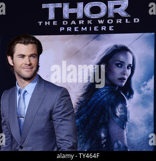 Warf Mitglied Chris Hemsworth besucht die Premiere des Motion picture Fantasy 'Thor: Die dunkle Welt" am El Capitan Theatre in Hollywood" in Los Angeles am 4. November 2013. Storyline: Konfrontiert mit einem Feind, der auch Odin und Asgard nicht standhalten, Thor (Chris Hemsworth) muss auf Seinen gefährlichsten und persönliche Reise begeben, noch einer, der ihn wiedervereinigen wird mit Jane Foster (Natalie Portman) und ihn zwingen, alles zu opfern, um uns alle zu retten. UPI/Jim Ruymen Stockfoto