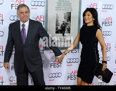 Präsident von CBS Leslie Moonves (L) und seine Frau, TV-Persönlichkeit Julie Chen Besuchen die Premiere der motion picture music Drama "Inside Llewyn Davis' die Premiere des Films in TCL Chinese Theatre in Hollywood" in Los Angeles am 14. November 2013 besucht. Die Geschichte folgt eine Woche im Leben des Jungen folk Singer als navigiert er das Greenwich Village Folk Szene von 1961. Gitarre im Schlepptau, drängten sich gegen die erbarmungslose New York Winter, er kämpft, es als Musiker gegen scheinbar unüberwindliche Hindernisse - einige von ihnen von ihm selbst zu machen. UPI/Jim Ruymen Stockfoto