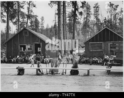 Fire School an der Coyote Creek CCC-Camp. Pete Whitelaw wird einen Vortrag über die Verwendung der doppelten Kill Bit gesetzt Ax. Betriebsleiter F.A. Grob ist an der Seite des Kain auf der linken Seite sitzt. Bill Moran, Scaler, der Brand unter Kontrolle ist auf der Bank sitzt. Neben ihm ist Hiram Runnels, einer der Stammesführer.; Umfang und Inhalt: Fotografische Berichte von Harold Weaver übersetzt veranschaulichen Waldbewirtschaftung auf Indian Reservation Wälder von Washington und Oregon, vor allem auf der Colville, wo Weber war Wald Supervisor, bevor er regionale Förster in 1960. Es gibt dort ein paar Fotos von Kalifornien und Montana Stockfoto