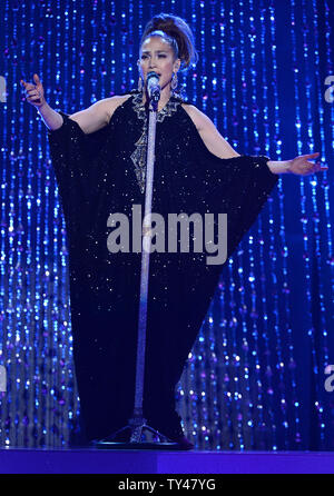 Sängerin Jennifer Lopez führt eine Hommage an die legendäre Sängerin Celia Cruz bei der 41st jährlichen American Music Awards bei Nokia Theatre L.A. statt Leben in Los Angeles am 24 November, 2013. UPI/Jim Ruymen Stockfoto