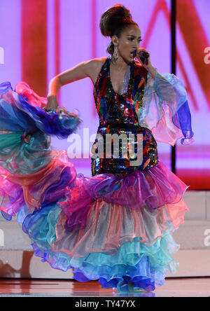 Sängerin Jennifer Lopez führt eine Hommage an die legendäre Sängerin Celia Cruz bei der 41st jährlichen American Music Awards bei Nokia Theatre L.A. statt Leben in Los Angeles am 24 November, 2013. UPI/Jim Ruymen Stockfoto