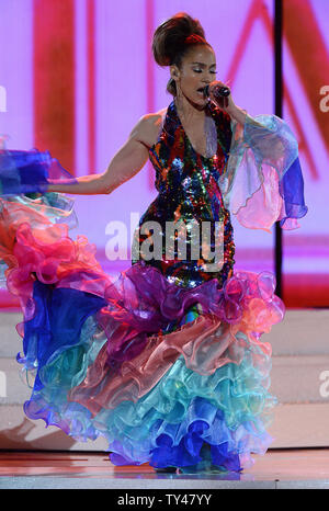 Sängerin Jennifer Lopez führt eine Hommage an die legendäre Sängerin Celia Cruz bei der 41st jährlichen American Music Awards bei Nokia Theatre L.A. statt Leben in Los Angeles am 24 November, 2013. UPI/Jim Ruymen Stockfoto