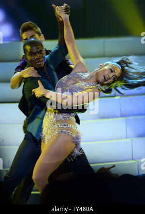 Sängerin Jennifer Lopez führt eine Hommage an die legendäre Sängerin Celia Cruz bei der 41st jährlichen American Music Awards bei Nokia Theatre L.A. statt Leben in Los Angeles am 24 November, 2013. UPI/Jim Ruymen Stockfoto