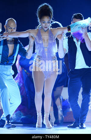 Sängerin Jennifer Lopez führt eine Hommage an die legendäre Sängerin Celia Cruz bei der 41st jährlichen American Music Awards bei Nokia Theatre L.A. statt Leben in Los Angeles am 24 November, 2013. UPI/Jim Ruymen Stockfoto