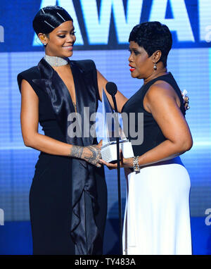 Rihanna übernimmt erste Symbol Award der AMA von ihrer Mutter Monica Braithwaite bei der 41st jährlichen American Music Awards bei Nokia Theatre L.A. statt Leben in Los Angeles am 24 November, 2013. UPI/Jim Ruymen Stockfoto