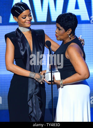 Rihanna übernimmt erste Symbol Award der AMA von ihrer Mutter Monica Braithwaite bei der 41st jährlichen American Music Awards bei Nokia Theatre L.A. statt Leben in Los Angeles am 24 November, 2013. UPI/Jim Ruymen Stockfoto