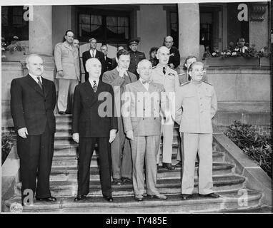 Erste Treffen zwischen Generalissimus Josef Stalin in der Sowjetunion und Präsident Harry S. Truman in der Little White House, Residenz von Präsident Truman während der Potsdamer Konferenz. L bis R: Wjatscheslaw Molotow, sowjetischen Außenminister, Außenminister James Byrnes, Charles Bohlen, Dolmetscher für Präsident Truman, Präsident Truman, Adm. William Leahy, V. N. Pavlov, Dolmetscher für Herrn Stalin (teilweise verdeckt), Josef Stalin. Stockfoto