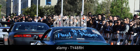 Tausende von Fans der Schauspieler Paul Walker säumen die Straße, da sie hinter Barrikaden an der Gedenkstätte für die "schnellen und wütenden' Stern, wo ein Denkmal für Rallye und Auto Kreuzfahrt organisiert wurde der Schauspieler in Santa Clarita, Kalifornien am 8. Dezember 2013 erinnern, das Denkmal am und in der Nähe des feurigen Car Crash, in denen Walker und Freund Roger Rodas am 30. November gestorben war. UPI/Jim Ruymen Stockfoto