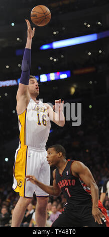 Los Angeles Lakers' Pau Gasol, Links, schießt über Toronto Raptors' Kyle Lowry, rechts, in der ersten Hälfte bei Staples Center in Los Angeles am 8. Dezember 2013. UPI/Lori Shepler Stockfoto