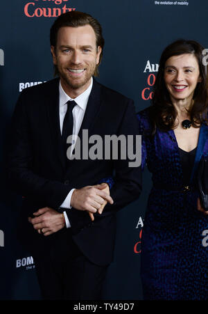 Warf Mitglied Ewan McGregor und seine Frau Eve Mavrakis Besuchen die Premiere der motion picture dramatische Komödie "August: Osage County" im Regal Kinos in Los Angeles am 16 Dezember, 2013. Handlung: Ein Blick auf das Leben der Willensstarke Frauen der Weston Familie, deren Wege auseinander entwickelt haben, bis eine Familie Krise, um Sie zurück zu den Oklahoma Haus Sie in und um die dysfunktionale Frau, sie wuchs mit sich bringt. UPI/Jim Ruymen Stockfoto