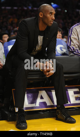 Los Angeles Lakers shooting guard Kobe Bryant sitzt auf der Bank während des Spiels gegen die Miami Heat in der ersten Hälfte bei Staples Center in Los Angeles am 25. Dezember 2013. UPI/Lori Shepler Stockfoto