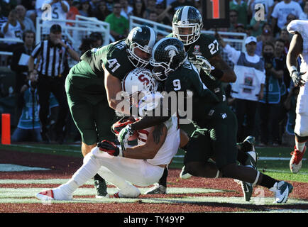 Stanford Kardinal Tyler Gaffney ist für einen Verlust von Michigan State Kyler Elsworth (41) und Sicherheit Jesaja Lewis spät im zweiten Viertel des 100 Rose Bowl Spiel in Pasadena, Kalifornien, am 1. Januar 2014. Stanford führt zur Halbzeit 17-14. . UPI/Jon SooHoo Stockfoto