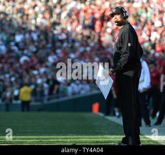 Stanford Cardinal Head Coach David Shaw Uhren die Wiedergabe im zweiten Quartal gegen Michigan State spät in der zweiten Hälfte des 100 Rose Bowl Spiel in Pasadena, Kalifornien, am 1. Januar 2014. Stanford führt zur Halbzeit 17-14. . UPI/Jon SooHoo Stockfoto