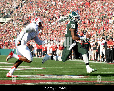 Michigan State zurück läuft, Jeremy Langford Kerben im zweiten Quartal um Stanford Cardinal Sicherheit Jordanien Richards an der 100 Rose Bowl Spiel in Pasadena, Kalifornien, am 1. Januar 2014. Stanford führt zur Halbzeit 17-14. UPI/Jon SooHoo Stockfoto