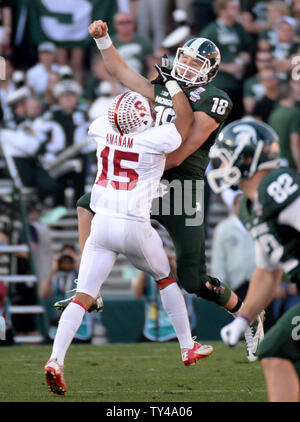 Stanford Kardinal cornerback Usua Amanam packt Michigan State Quarterback Connor Kochen im zweiten Quartal 100 Rose Bowl Spiel in Pasadena, Kalifornien, am 1. Januar 2014. Stanford führt zur Halbzeit 17-14. UPI/Jon SooHoo Stockfoto