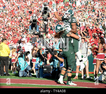 Michigan State Jeremy Langford liegt in der Luft, durch Offensive Lineman Fou Fondi aufgehoben, nachdem sie im zweiten Quartal 100 Rose Bowl Spiel in Pasadena, Kalifornien, am 1. Januar 2014. Stanford führt zur Halbzeit 17-14. . UPI/Jon SooHoo Stockfoto
