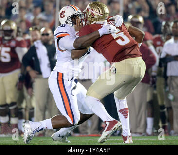 Florida State quarterback Jameis Winston ist sacked durch die Auburn Tiger defensive Ende Dee Ford im zweiten Quartal während der BCS nationalen Titel Spiel im Rose Bowl in Pasadena, Kalifornien am 6. Januar 2014. Auburn Leitungen Florida Zustand an Halbzeit 21-10 UPI/Jon SooHoo Stockfoto